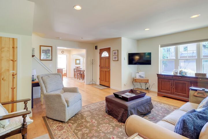 Charming Indianola Home: Walk to Town!