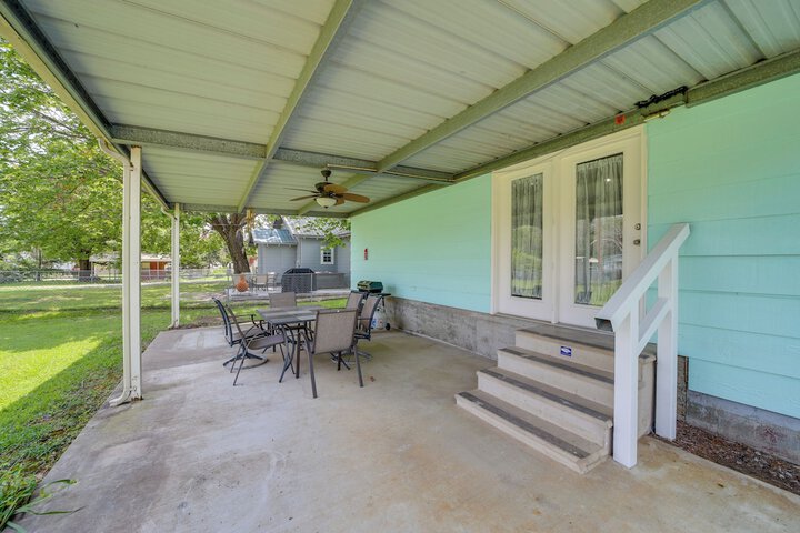 Walk to Lake Parks & Dining: Eufala Family Home!