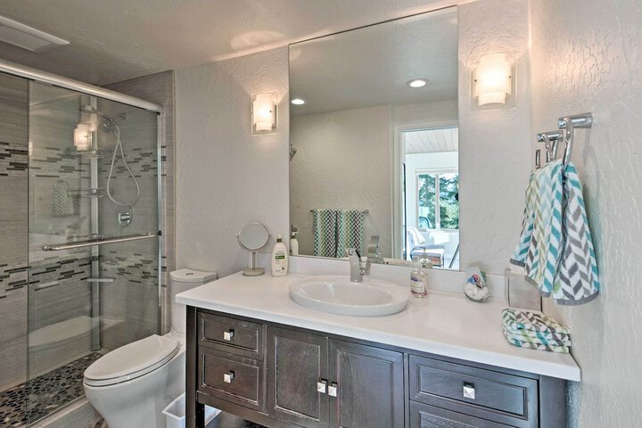 2 Mi to Heavenly Mountain: Tahoe Retreat w / Views