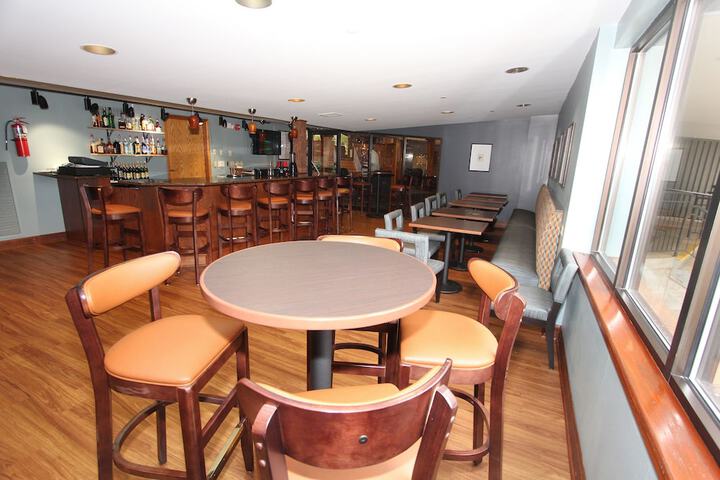 Lounge 100 of 121