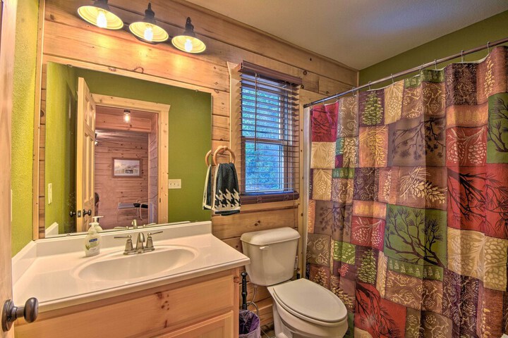 Secluded Cabin w / Deck 13 Miles to Downtown Murphy