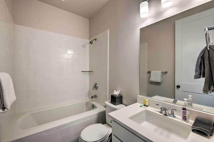 Inviting Hideout Townhome w / Balcony & Lake Views!