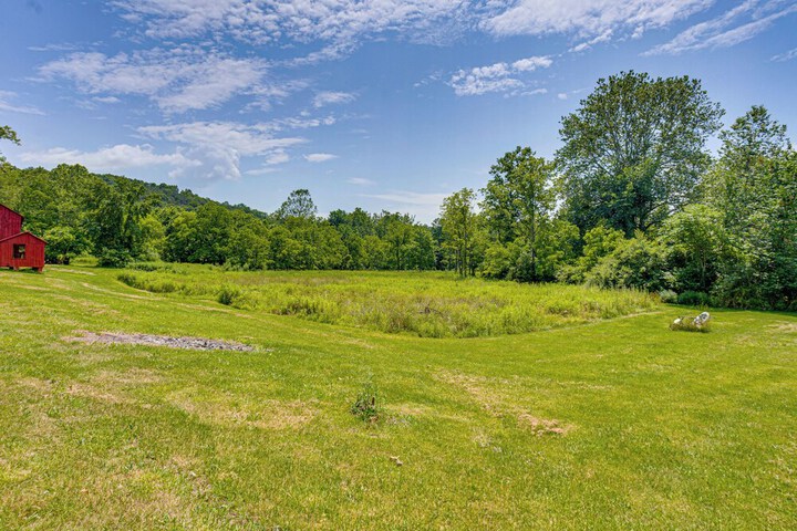 Honey Bee Farm On-site: Susquehanna Valley Apt!