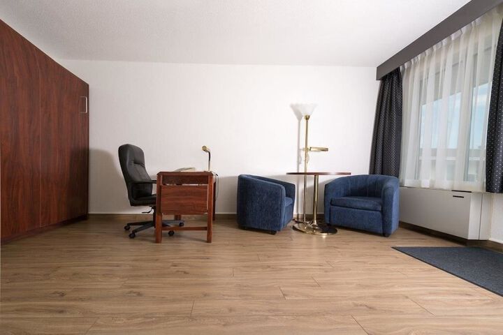 Room 6 of 10