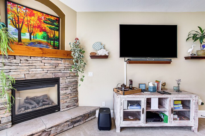 Rathdrum Home w / Hot Tub: Steps to Beach Access!