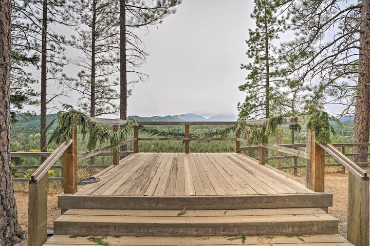 Mountain Views & Pool Access: Cle Elum Condo!