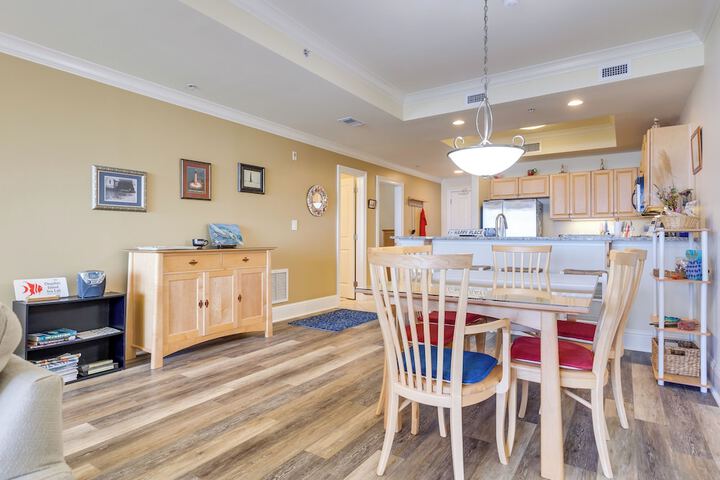Beachfront Dauphin Island Condo w / 2 Pools & Sauna
