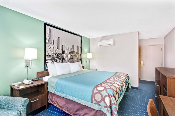 Super 8 by Wyndham Brockton