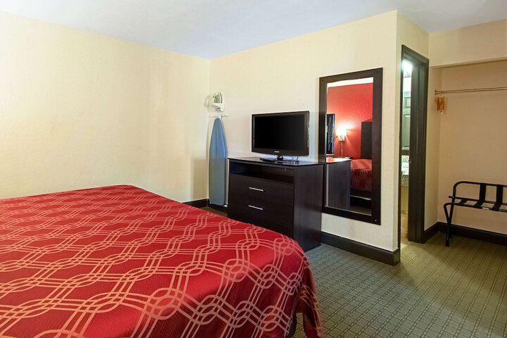 Econo Lodge Inn & Suites Clearwater Central