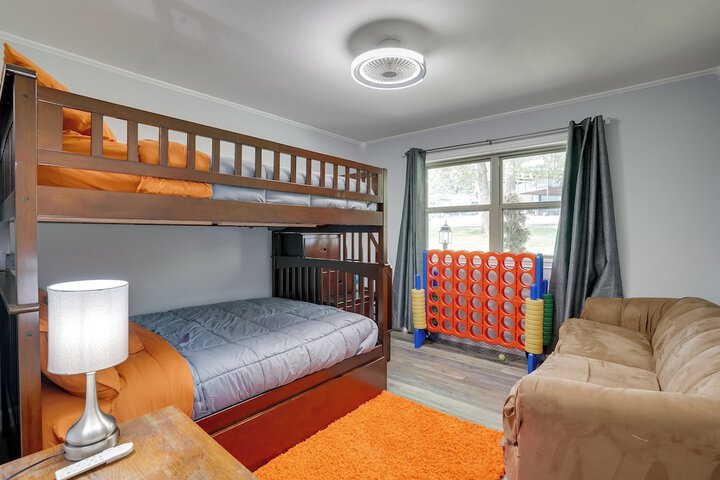 Lakefront Retreat in Jefferson w / Screened Porch!