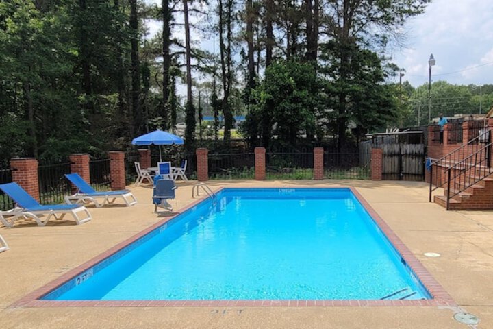 Pool 10 of 37