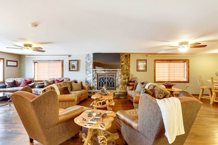 Modern Deadwood Apt With Mountain Views & Grill!