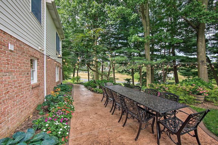 Charming Apartment w / Yard & Beautiful Gardens!