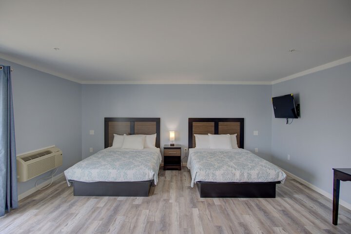 Room 4 of 8