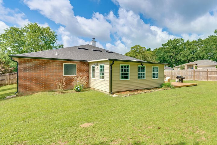 Spacious Home w / Sunroom 15 Mi to Pensacola!