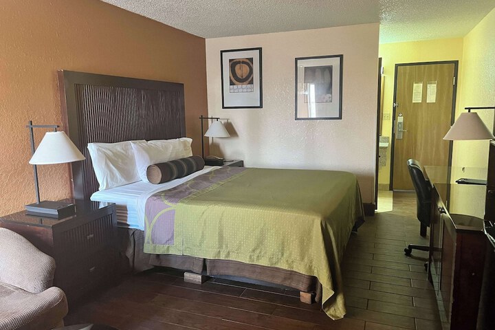 Room 17 of 32