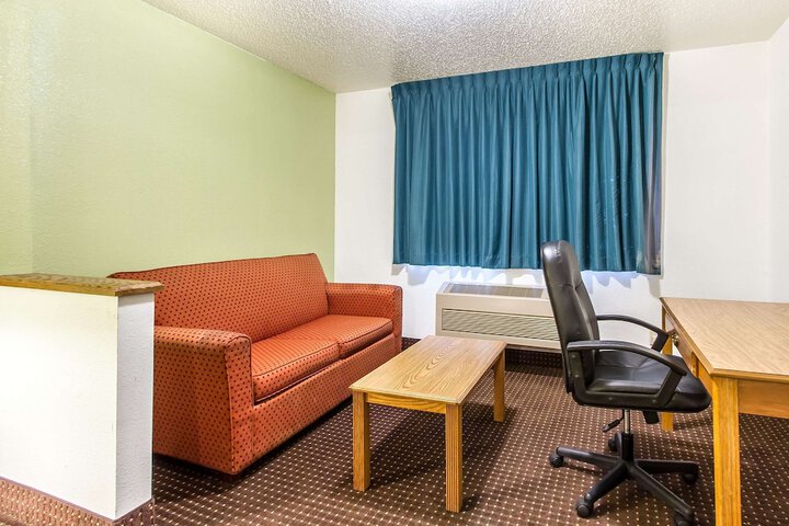 Econo Lodge Inn & Suites Pekin - Peoria Area