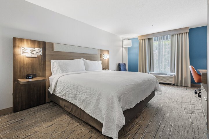 Holiday Inn Express & Suites Starkville by IHG