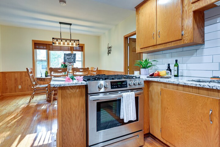 Grand Blanc Rental w / Gas Grill & Private Yard