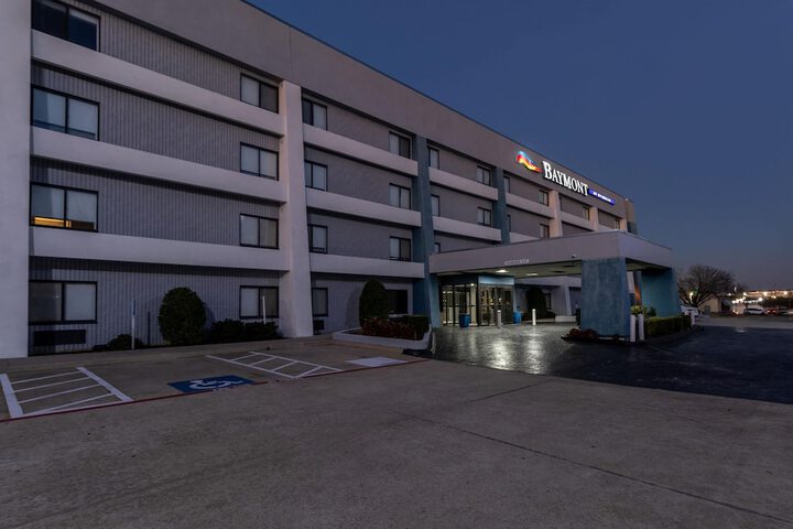 Baymont by Wyndham Arlington at Six Flags Dr