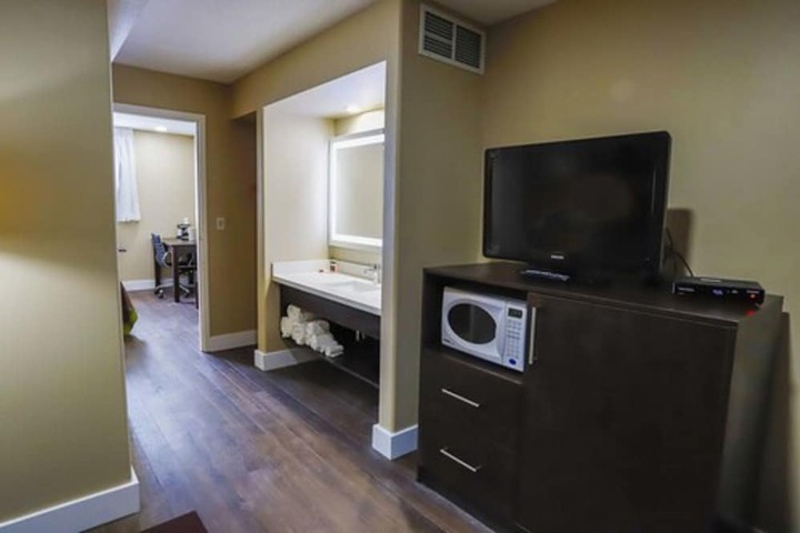 Super 8 by Wyndham Ajax / Toronto On