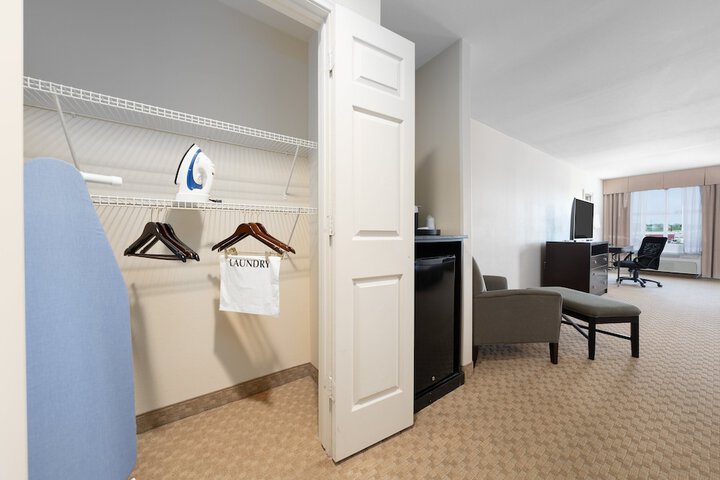 Room 33 of 65