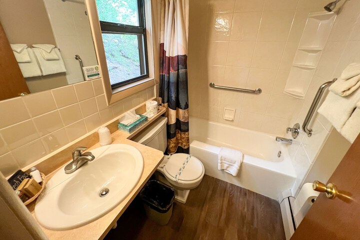 Room 140 of 261