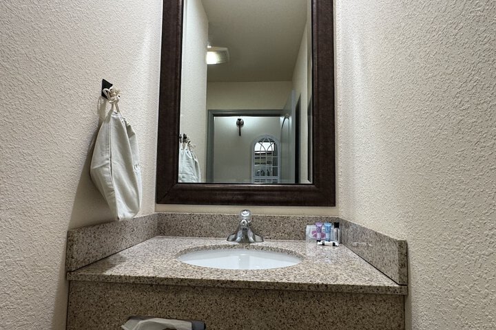 Price Pointe Inn
