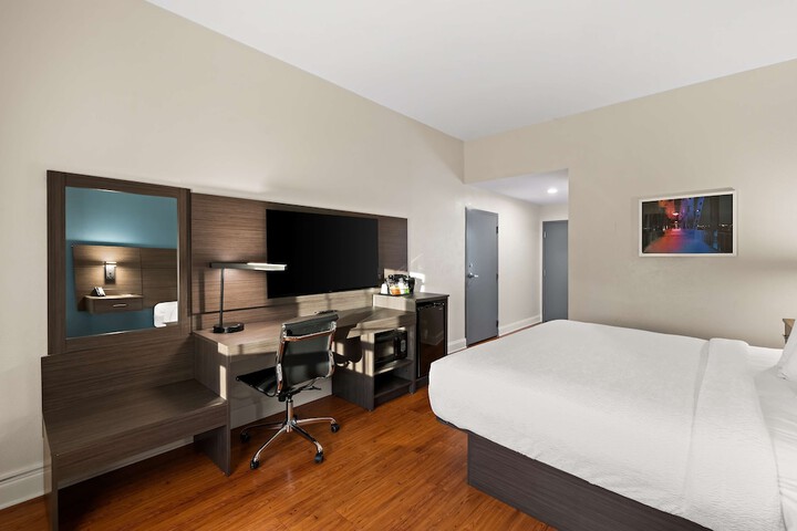 Room 25 of 39