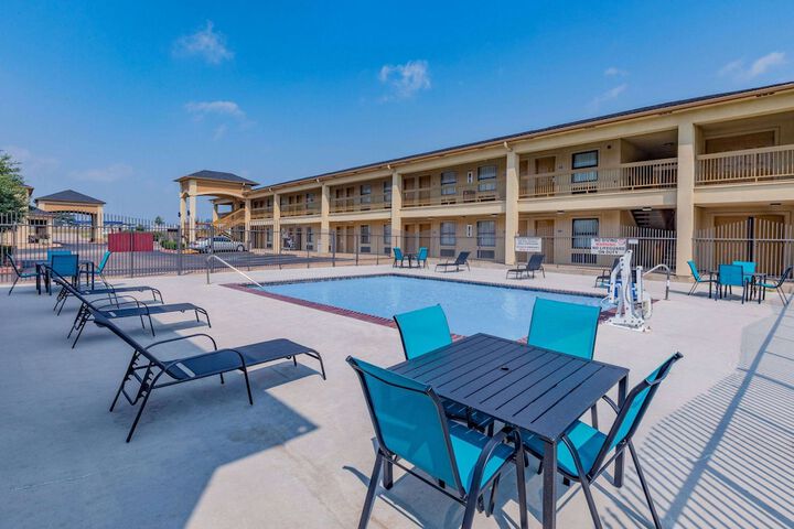 Days Inn & Suites by Wyndham Huntsville