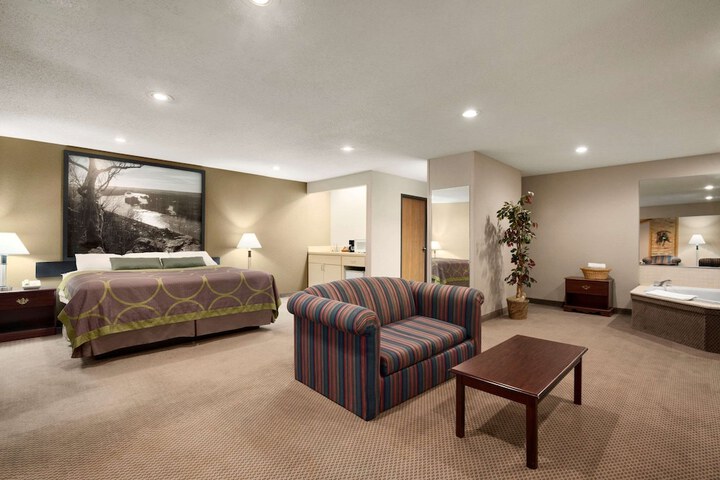 Room 7 of 16