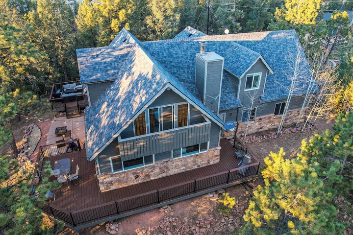 mountain Haven w / Deck + Pikes Peak Views!