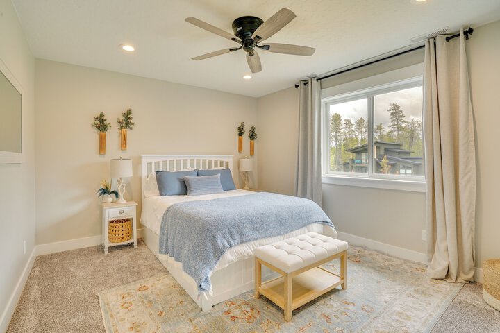Spacious Donnelly Family Home w / Private Hot Tub!