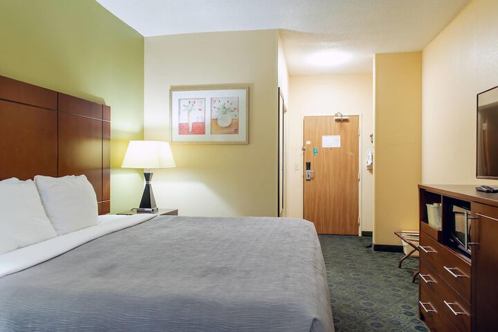 Quality Inn & Suites Bloomington I-55 and I-74