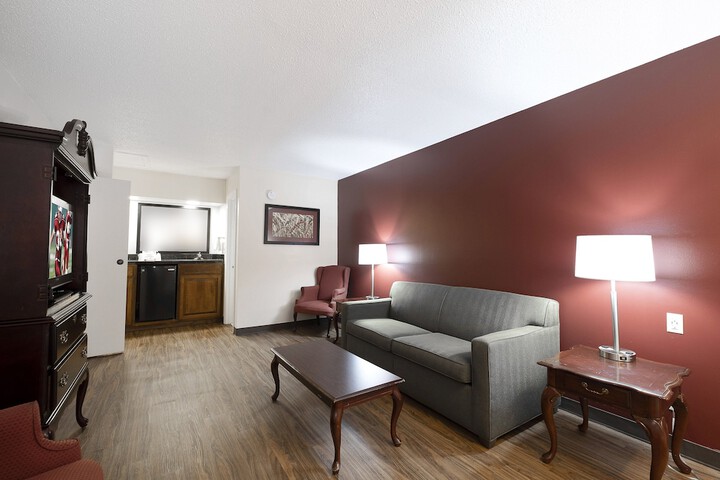 Red Roof Inn & Suites Calhoun