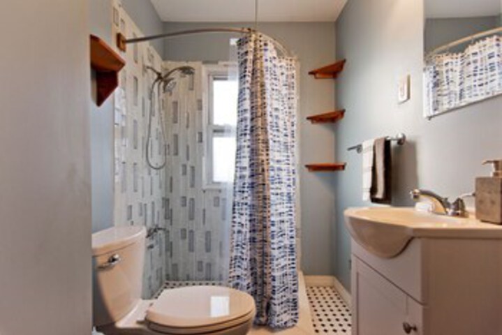 Amazing 5 Bedroom Downtown Ferndale House
