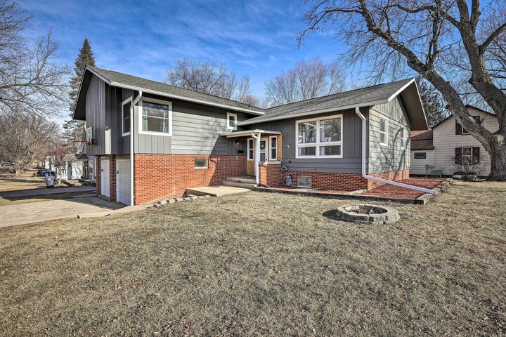 Sioux Center Split-level Home w / Game Room!