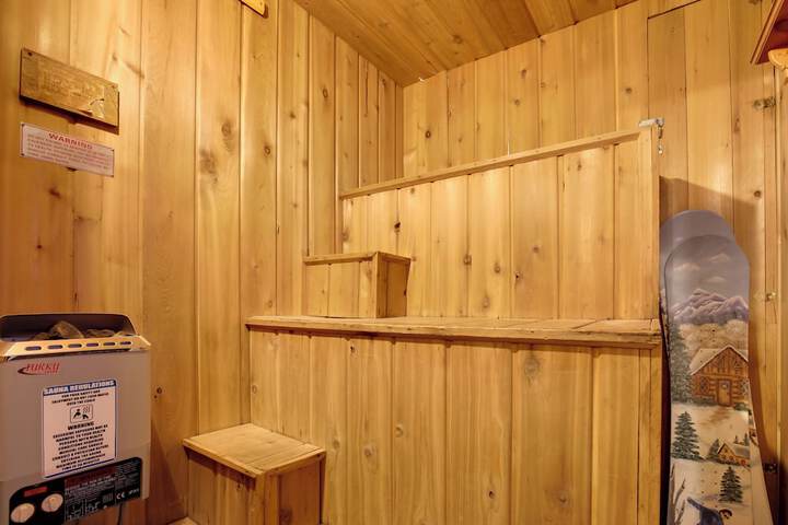 Iron River Condo w / Gas Grill Near Skiing + Hiking