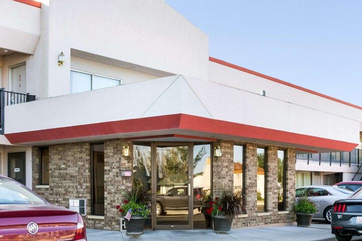 Econo Lodge Wall