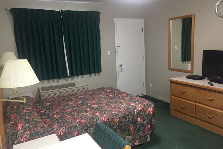 4 Pines Motel