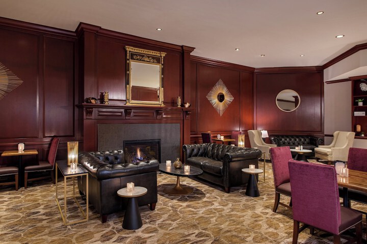 Crowne Plaza Providence-Warwick Airport by IHG