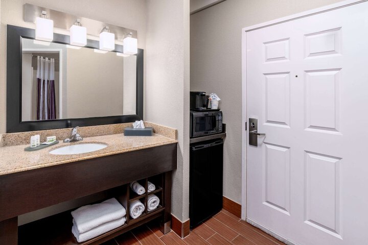 Room 16 of 40