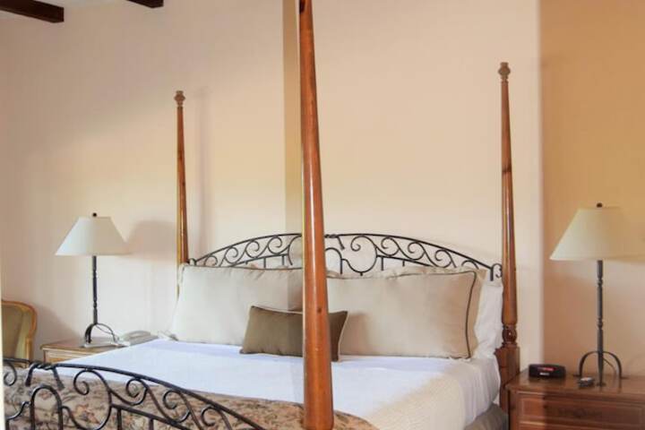 Vineyard Country Inn