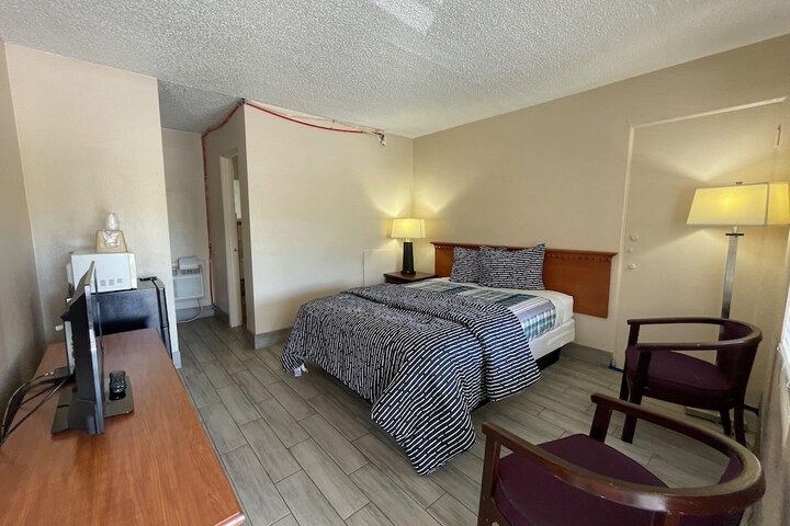 Room 6 of 12