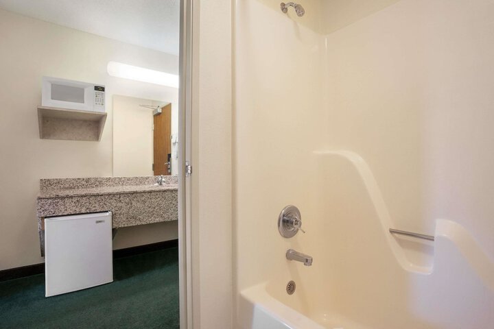 Room 5 of 16