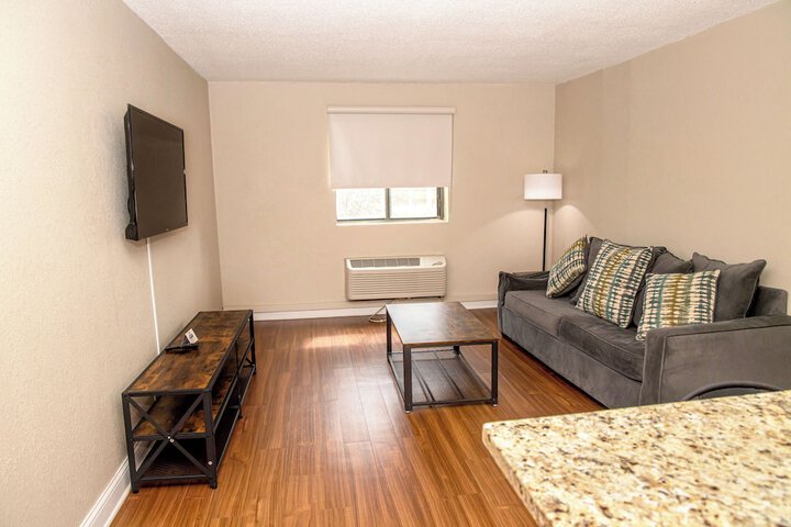 Days Inn and Suites by Wyndham Hammond IN