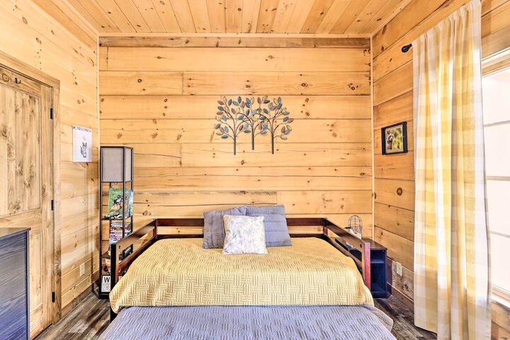 Coosawattee River Resort Cabin w / Private Hot Tub!