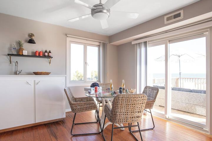 Lighthouse by Avantstay Beachfront View Home w / Pool Table & Ping Pong