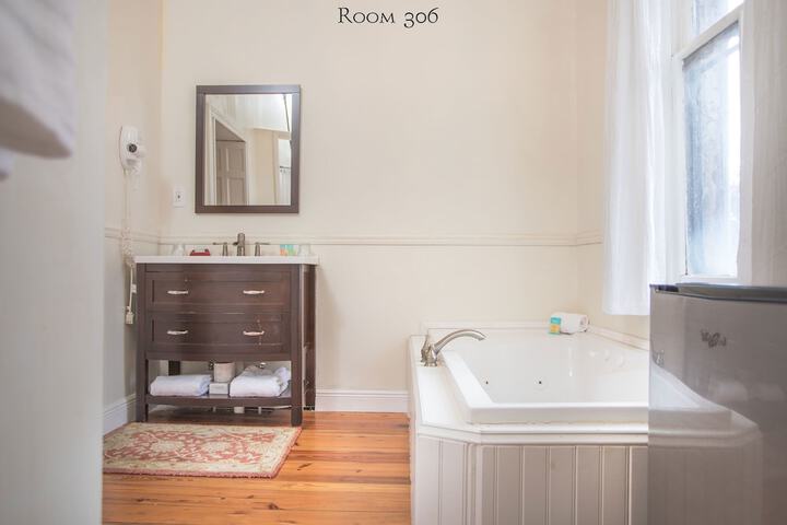Room 16 of 170