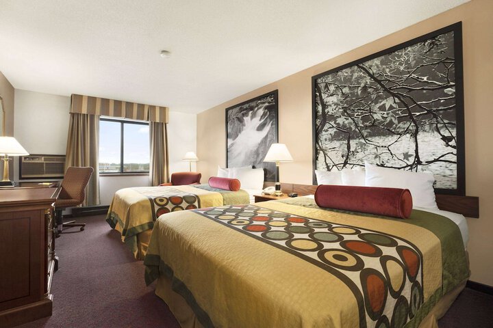 Super 8 by Wyndham Milwaukee Airport